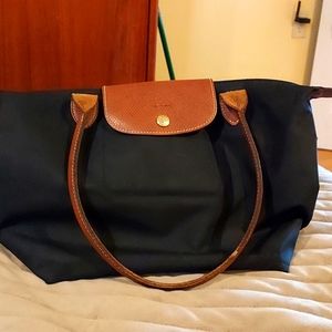 Longchamp preloved in good condition. Some normal wear on corners but very clean